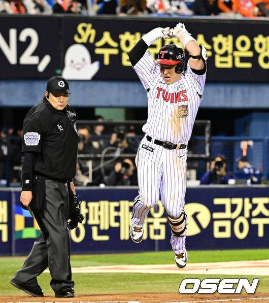 [OSEN=잠실, 이대선 기자] 27일 오후 서울 잠실야구장에서 2025 신한 SOL Bank KBO리그 포스트시즌 한국시리즈 2차전 LG 트윈스와 한화 이글스의 경기가 열렸다.LG는 임찬규, 한화는 류현진을 선발 투수로 내세웠다.3회말 2사 1루에서 LG 박동원이 좌월 투런 홈런을 치고 환호하고 있다. 2025.10.27 /sunday@osen.co.kr