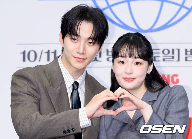 [OSEN=이대선 기자] 1일 서울 더 링크 서울에서 tvN 새 토일드라마 ‘태풍상사’ 제작발표회가 열렸다. '태풍상사'는 1997년&nbsp;IMF,&nbsp;직원도,&nbsp;돈도,&nbsp;팔 것도 없는 무역회사의 사장이 되어버린 초보 상사맨&nbsp;‘강태풍’의 고군분투 성장기를 그린다. 오는&nbsp;10월&nbsp;11일 토요일 밤&nbsp;9시&nbsp;10분에 첫 방송된다.배우 이준호와 김민하가 포토타임을 가지고 있다. 2025.10.01 /sunday@osen.co.kr