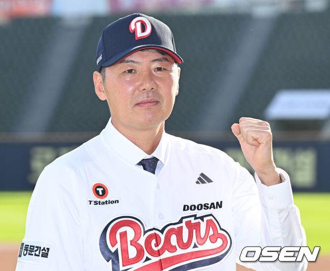 [OSEN=잠실, 이대선 기자] 23일 오후 서울 잠실야구장에서 두산 베어스 김원형 감독 취임식이 열렸다.계약 규모는 2+1년 최대 20억 원(계약금 5억, 연봉 각 5억 원)이다.김 감독은 23일&nbsp;취임식을 거쳐 29일부터 진행되는 일본 미야자키 마무리캠프로 향해 2025시즌을 복기하고 2026시즌 팀을 한 단계 업그레이드 시킬 수 있는 옥석가리기에 나설 예정이다.두산 김원형 감독이 기념촬영을 하고 있다. 2025.10.23 /sunday@osen.co.kr