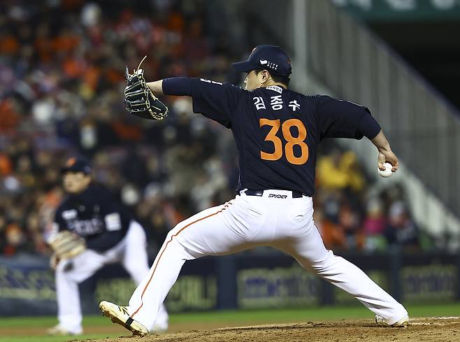 27일 오후 서울 송파구 잠실야구장에서 열린 2025 KBO 한국시리즈 2차전 한화 이글스와 LG 트윈스의 경기, 4회말 한화 두번째 투수 김종수가 공을 던지고 있다. 뉴시스