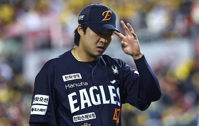 27일 서울 송파구 잠실야구장에서 열린 프로야구 2025 신한 SOL뱅크 KBO 포스트시즌 한국시리즈 2차전 한화 이글스와 LG 트윈스의 경기, 한화 구원투수 김범수가 4회말을 마치고 더그아웃으로 향하고 있다. 뉴스1
