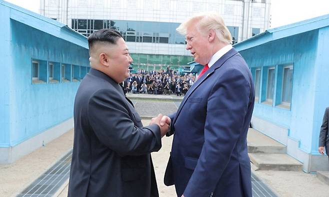 2019년 7월 1일 조선중앙통신이 보도한 김정은 북한 국무위원장(왼쪽)과 도널드 트럼프 미국 대통령이 판문점 북측 지역에서 악수하는 모습. 세계일보 자료사진