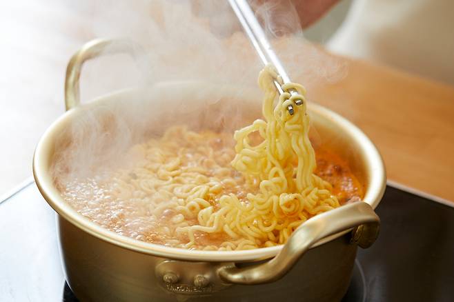 라면 등 조리를 할 때 물을 빨리 끓이기 위해 수돗물 온수로 음식을 조리하면 건강에 치명적일 수 있다는 전문가 경고가 나왔다.클립아트코리아 제공