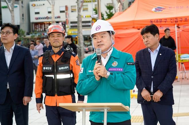 이필형(오른쪽 두 번째) 서울 동대문구청장이 23일 청량리역 광장에서 열린 ‘2025 동대문구 안전한국훈련’에서 강평하고 있다. 동대문구 제공
