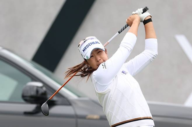 티샷 치는 김아림 - [해남=뉴시스] 권창회 기자 = 19일 오전 전남 해남 파인비치 골프링크스에서 열린 BMW 레이디스 챔피언십 2025 파이널라운드에서 김아림이 1번 홀 티샷을 치고 있다. 2025.10.19. kch0523@newsis.com  <저작권자ⓒ 공감언론 뉴시스통신사. 무단전재-재배포 금지.>