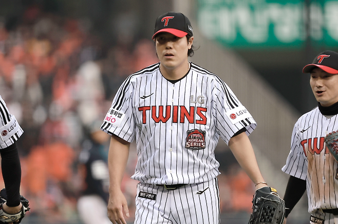 LG 트윈스 김진성이 26일 서울  잠실야구장에서 열린 2025 KBO 한국시리즈 1차전 한화 이글스와의 홈 경기에서 투구를 마친 뒤 더그아웃으로 향하고 있다. 뉴시스