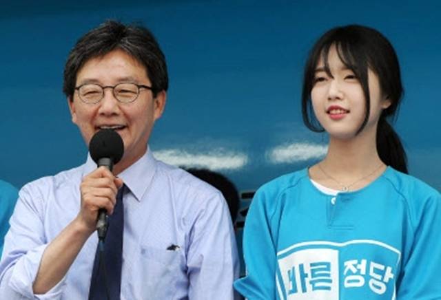 2017년 당시 유승민 바른정당 대선후보가 서울 건국대학교 앞 네거리에서 선거 유세를 하던 중 딸 유담씨를 소개하고 있다. 연합뉴스 자료사진