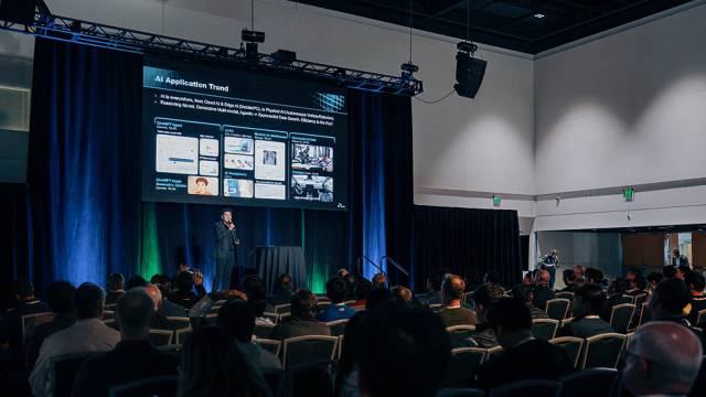 청중들이 14일(현지시간) 미국 새너제이(San Jose)에서 열린 2025 오픈컴퓨트프로젝트(OCP) 글로벌 서밋 이그제큐티브 세션에서 발표된 SK하이닉스의 차세대 낸드 스토리지 제품 전략을 듣고 있다. 사진제공=SK하이닉스