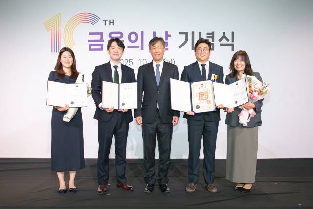 28일 서울 여의도 FKI타워에서 열린 금융위원회 주관 '제10회 금융의 날' 기념식에 케이뱅크 최우형(가운데) 은행장이 이날 표창을 수상한 직원들 기념촬영을 하고 있다. 왼쪽부터 이다정 매니저, 김홍종 팀장, 최우형 은행장, 김성호 매니저, 윤혜령 팀장. 사진제공=케이뱅크