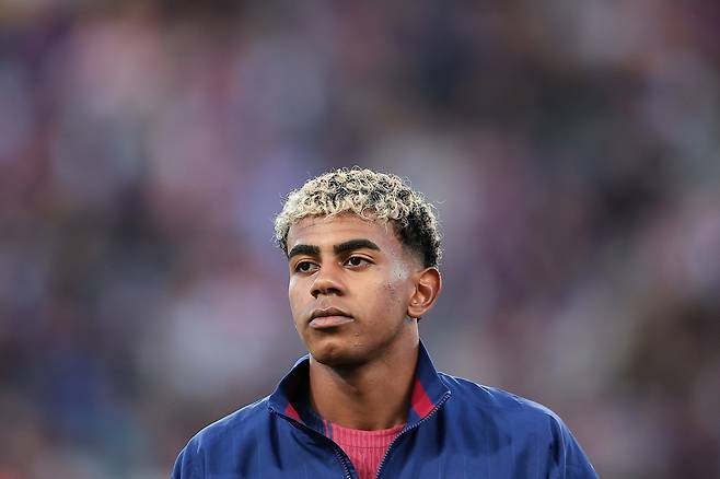 라민 야말은 27일 산티아고 베르나베우에서 열린 레알 마드리드와 원정경기에 앞서 “레알 마드리드는 징징대고, 심판을 훔친다”고 말했다. 이 발언에 대해 ‘미성숙한 태도’였다는 의견이 지배적이지만, 스타성의 발로라는 의견도 있다. 사진출처｜바르셀로나 페이스북