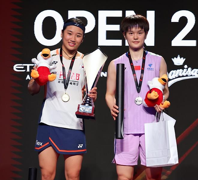 덴마크오픈에서 우승한 안세영과 2위에 오른 왕즈이. BWF SNS