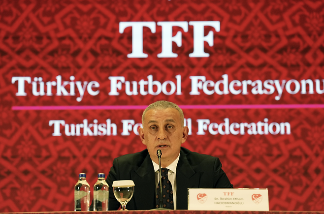 이브라힘 에텀 하지오스마놀루 TFF 회장이 27일 기자회견을 하고 있다. 터키축구협회 홈페이지