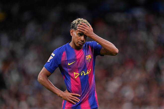 라민 야말이 27일 레알 마드리드전 도중 곤혹스러운 표정을 짓고 있다. AP