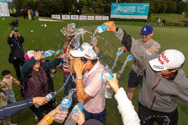 쩡야니가 지난 26일 열린 유럽여자프로골프투어(LET) 위스트론 레이디스 오픈 최종 라운드에서 우승을 확정지은 뒤 동료들부터 축하 물세례를 받고 있다. LET 홈페이지 캡처