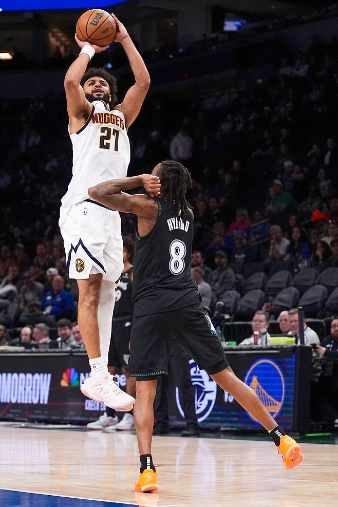 덴버 자말 머레이가 28일 미네소타전에서 점프슛을 하고 있다. AP연합뉴스