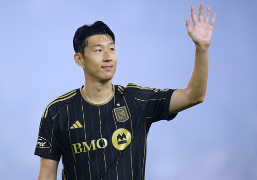LAFC 손흥민이 지난달 MLS 샌디에이고전을 마치고 홈팬에게 인사하고 있다. AFP연합뉴스