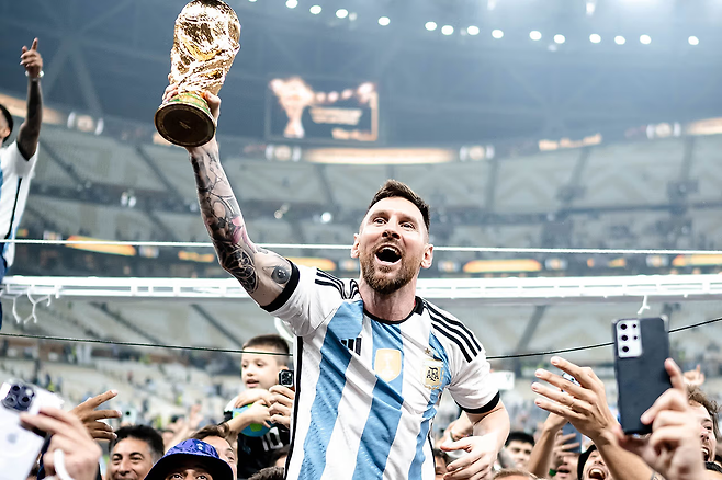 2022 카타르월드컵 당시 아르헨티나의 메시가 결승전에서 프랑스를 꺾고 우승한 뒤 트로피를 들어올리며 기뻐하고 있다. 게티이미지코리아
