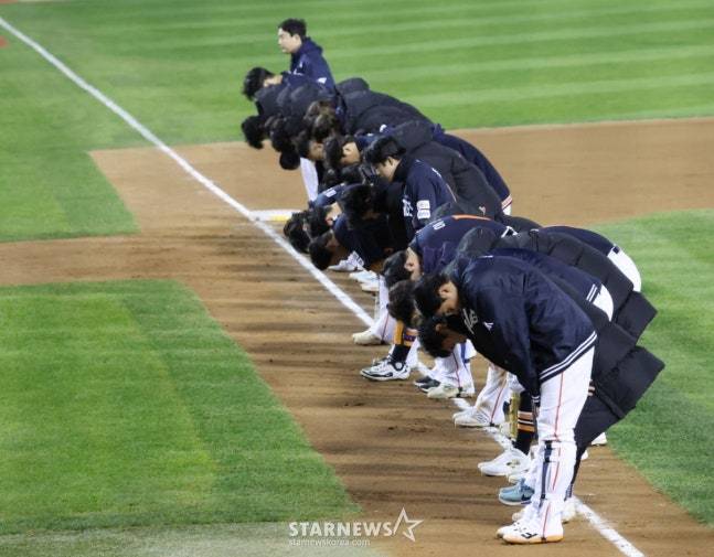 2025 KBO리그 한국시리즈 2차전 LG 트윈스 대 한화 이글스전이 27일 잠실야구장에서 열렸다.  채은성을 비롯한 한화 선수들이 LG에 5-13으로 패한 후 응원단에 인사하고 있다. /사진=김진경 대기자