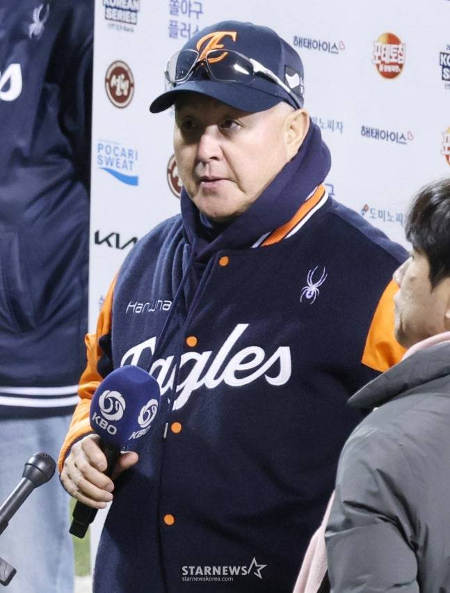 2025 KBO리그 한국시리즈 2차전 LG 트윈스 대 한화 이글스전이 27일 잠실야구장에서 열렸다.  한화 김경문 감독이 경기 후 패장 인터뷰를 하고 있다. /사진=김진경 대기자