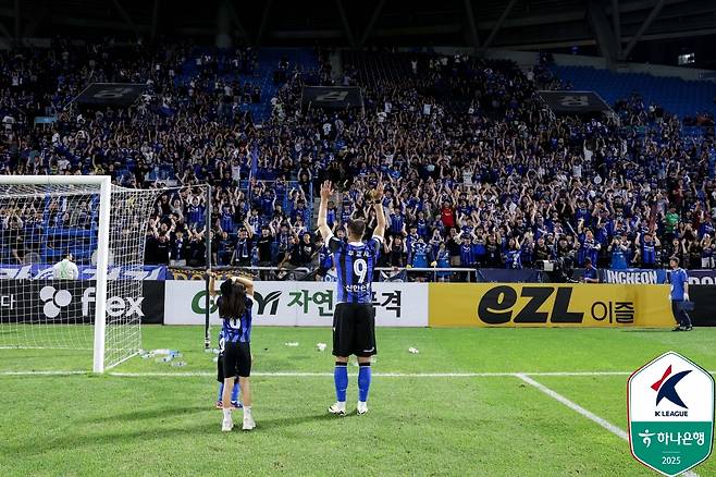 인천 유나이티드 서포터스에게 인사하고 있는 무고사. /사진=한국프로축구연맹 제공