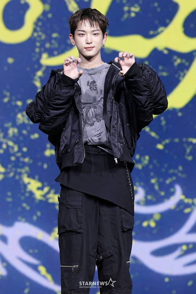 그룹 앤팀(&TEAM) 하루아가 28일 서울 용산구 블루스퀘어에서 진행된 한국 데뷔 앨범 발매 기념 쇼케이스에서 포즈를 취하고 있다. /2025.10.28 /사진=김휘선 hwijpg@