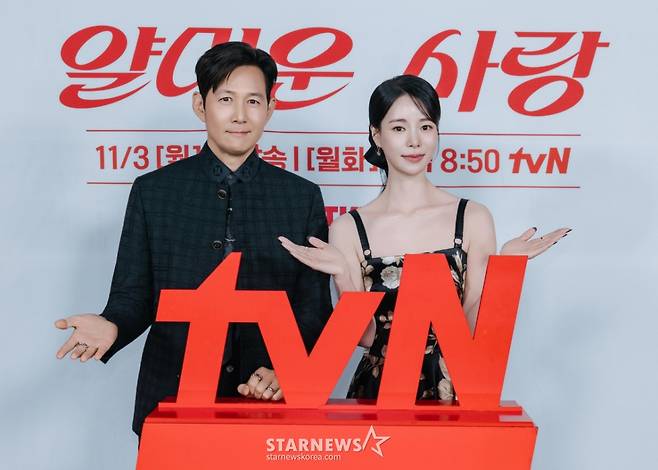 배우 이정재, 임지연이 28일 온라인으로 진행된 tvN 월화드라마 '얄미운 사랑' 제작발표회에 참석해 포즈를 취하고 있다. /사진제공=CJENM 2025.10.28 /사진=이동훈 photoguy@