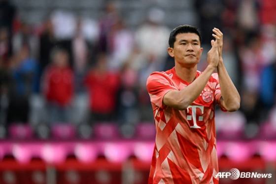 팬들에게 박수를 보내는 김민재. /AFPBBNews=뉴스1