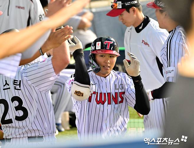 지난 5월 28일 오후 서울 송파구 잠실야구장에서 열린 '2025 신한 SOL Bank KBO리그' 한화 이글스와 LG 트윈스의 경기, 6회말 1사 LG 이영빈이 솔로 홈런을 날린 후 더그아웃에서 축하를 받고 있다. 엑스포츠뉴스 DB