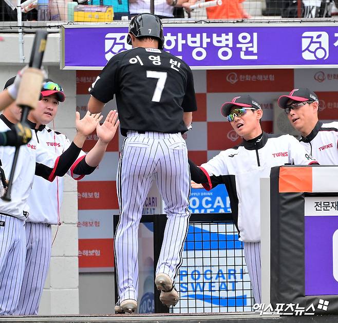지난 6월 15일 오후 대전 한화생명 볼파크에서 열린 '2025 신한 SOL Bank KBO리그' LG 트윈스와 한화 이글스의 경기, 3회초 2사 만루 LG 이영빈이 문보경의 밀어내기 볼넷때 득점에 성공하고 있다. 엑스포츠뉴스 DB