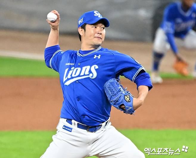 23일 오후 광주기아챔피언스필드에서 열린 '2024 신한 SOL Bank KBO 한국시리즈' 삼성 라이온즈와 KIA 타이거즈의 2차전 경기, 5회말 삼성 송은범이 공을 힘차게 던지고 있다. 엑스포츠뉴스 DB