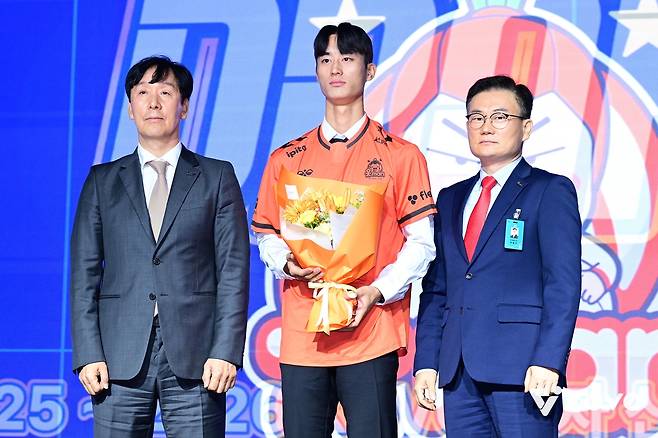 신영철 OK저축은행 감독(맨 왼쪽)과 신인 3순위 지명을 받은 박인우(중앙)  [한국배구연맹 제공. 재판매 및 DB 금지]