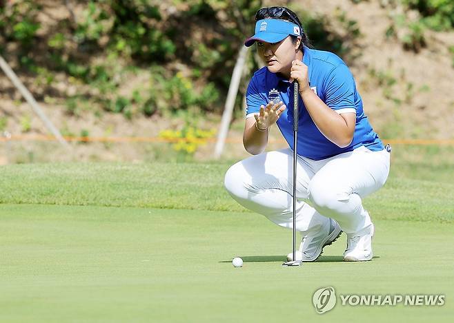 라이 살피는 유해란 (고양=연합뉴스) 김병만 기자 = 23일 경기도 고양시 뉴코리아CC에서 열린 한화 라이프플러스 인터내셔널 크라운 첫날, 유해란이 라이를 읽고 있다. 2025.10.23 kimb01@yna.co.kr