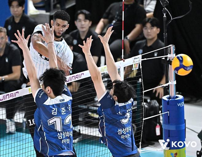 삼성화재전에서 공격하는 레오(뒤쪽) [한국배구연맹 제공. 재판매 및 DB 금지]