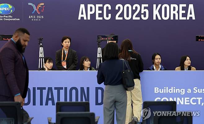 경주로 쏠리는 전 세계 이목 (경주=연합뉴스) 이동해 기자 = 2025 경주 아시아태평양경제협력체(APEC) 정상회의 주간 시작 첫날인 27일 경북 경주엑스포대공원에 위치한 비표 교부 센터에서 참석자들이 안내받고 있다. 2025.10.27 eastsea@yna.co.kr