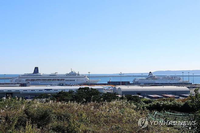 포항 영일만항에 도착한 크루즈 호텔 (포항=연합뉴스) 손대성 기자 = 경북 경주에서 열리는 아시아태평양경제협력체(APEC) 정상회의에 참석하는 경제인들의 '바다 위 숙소'인 크루즈 2척이 28일 포항 영일만항에 도착해 부두에 정박해 있다. 2025.10.28 sds123@yna.co.kr