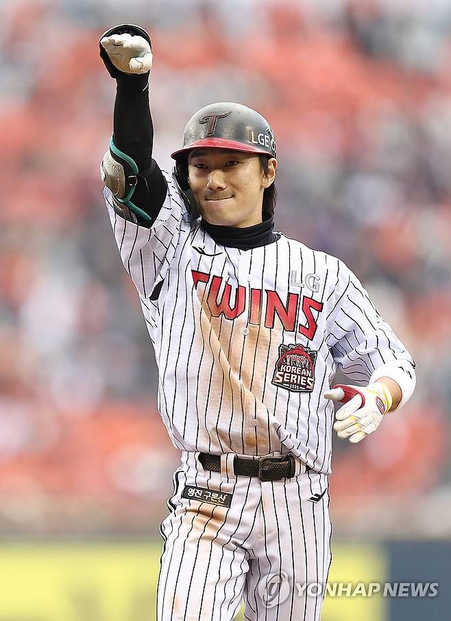 신민재, 2타점 적시타 (서울=연합뉴스) 윤동진 기자 = 26일 서울 잠실야구장에서 열린 2025 프로야구 한국시리즈 한화 이글스 대 LG 트윈스 1차전 경기. 6회 말 1사 만루 때 LG 신민재가 2타점 적시타를 친 후 기뻐하고 있다. 2025.10.26 mon@yna.co.kr