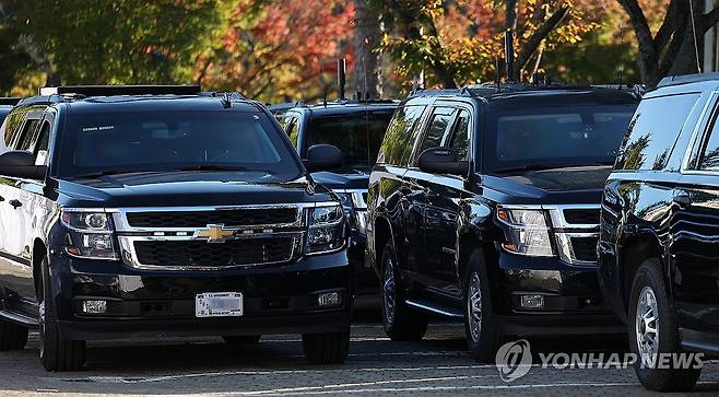 줄지어 늘어선 美 경호 차량 (경주=연합뉴스) 윤관식 기자 = 2025 경주 아시아태평양경제협력체(APEC) CEO 서밋 개막일인 28일 경북 경주시 한 숙소에 미국 정부 소속 경호 차량이 줄지어 주차돼 있다. 2025.10.28 psik@yna.co.kr