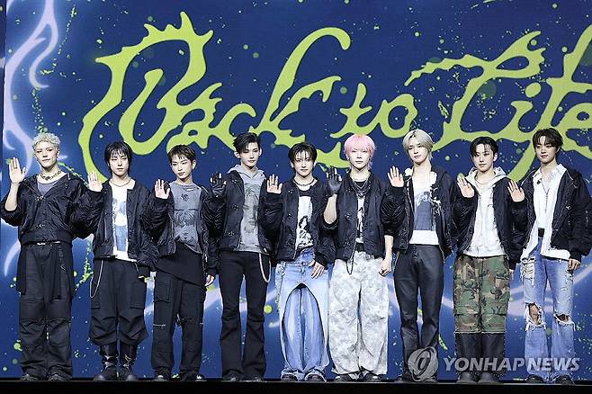 앤팀, 한국 데뷔 쇼케이스 (서울=연합뉴스) 강민지 기자 = 그룹 앤팀(&TEAM)이 28일 서울 용산구 블루스퀘어에서 열린 한국 데뷔 미니 1집 '백 투 라이프'(Back to Life) 발매 기념 미디어 쇼케이스에서 포즈를 취하고 있다. 2025.10.28
 mjkang@yna.co.kr