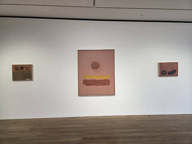 아돌프 고틀리브·김환기 2인전 전시전경 (서울=연합뉴스) 박의래 기자 = 서울 한남동 페이스갤러리 서울에 전시 중인 아돌프 고틀리브의 연작 '상상적 풍경' 작품들. 2025.10.28. laecorp@yna.co.kr