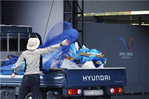 코오롱호텔 막바지 작업 (경주=연합뉴스) 박세진 기자 = 2025 경주 아시아태평양경제협력체(APEC) 주간 둘째 날인 28일 경북 경주 코오롱호텔 로비로 들어가는 주 출입문 앞에 대형 가림막이 설치된 가운데 작업자들이 막바지 정비 작업을 진행하고 있다. 이 호텔에서는 시진핑 중국 국가주석이 방한한 뒤 숙박할 것으로 알려졌다. 2025.10.28 psjpsj@yna.co.kr