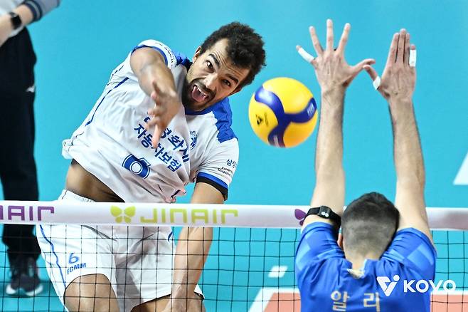 공격하는 삼성화재 아히 (서울=연합뉴스) 삼성화재 외국인 선수 아히가 28일 서울 장충체육관에서 열린 프로배구 남자부 우리카드와 방문 경기에서 공격 시도하고 있다. [한국배구연맹 제공. 재판매 및 DB금지]