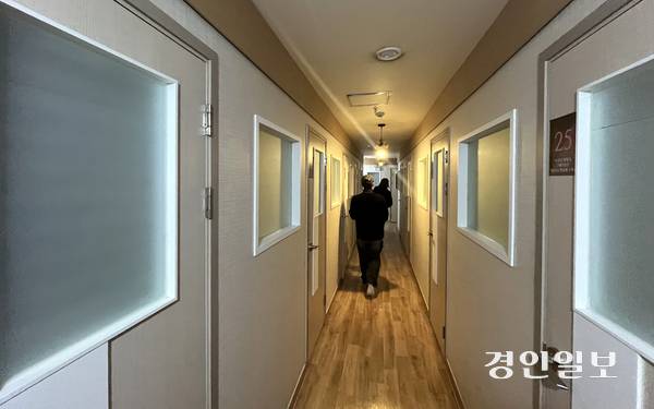 최근 일부 룸카페가 청소년 출입 허가 기준을 지키지 않은 채 미성년자를 상대로 영업하고 있는 것으로 나타났다. 29일 오전 수원시의 한 룸카페 방문에 커튼이 설치돼 있다. 2025.10.29 /최은성기자 ces7198@kyeongin.com