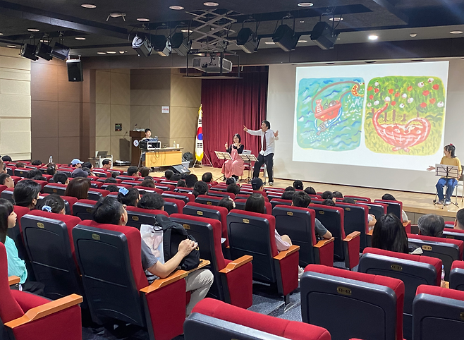 ▲ 경기도교육청평생학습관이 생애주기별 독서문화프로그램을 통해 진행한 작가와의 만남./사진제공=경기도교육청평생학습관