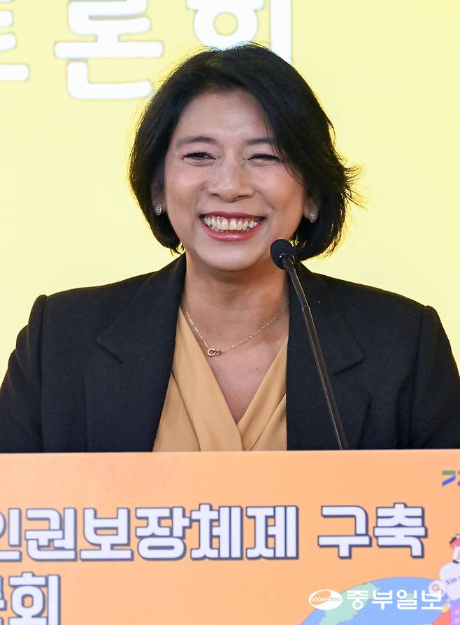 이자스민 한국문화다양성기구 이사장이 28일 오후 서울시 여의도 국회의원회관에서 열린 '이주민 인권보장체제 구축 정책토론회'에서 발언하고 있다. 임채운기자