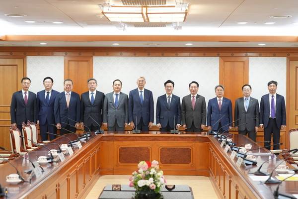 29일 서울 포시즌스호텔에서 열린 '제3회 한중시장·지사성장회의'에서 한중 지방정부 대표들이 기념촬영을 하고 있다. [사진=대한민국시도지사협의회]