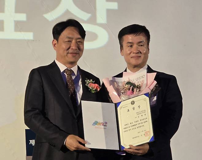 최성아 대전시 정무경제과학부시장이 지역발전 유공자인 김재원 북대전 JC특우회 회장에게 표창장을 전달하고 있다.