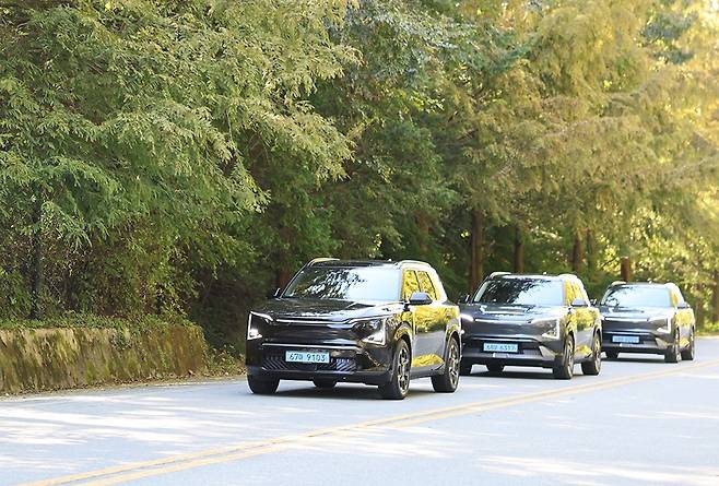 기아 오토랜드 광주에서 생산하는 패밀리 준중형 전기 SUV ‘더 기아 EV5’가 최근 출시한 가운데 기아 오토랜드 광주 정문에서 담양 메타세쿼이아길 일원 왕복 60㎞를 시승했다. 사진은 시승 차량.<기아 오토랜드 광주 제공>