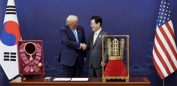 이재명 대통령이 29일 경북 경주박물관에서 도널드 트럼프 미국 대통령에게 '천마총 금관 모형'을 선물한 뒤 악수하고 있다. 연합뉴스