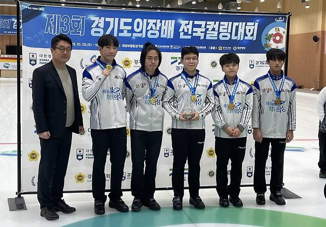 ‘제3회 경기도의장배 전국컬링대회’에서 우승한 의성중학교 선수단 . (왼쪽부터) 경기도컬링연맹회장 한상욱, 스킵 김혜종, 써드 김마루한, 세컨 김현수, 리드 이상욱, 핍스 권 준. /의성교육지원청 제공
