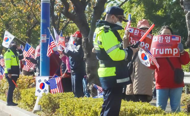 29일 오전 부산 강서구 김해공항 진입로에 경주APEC과 한미정상회담 참석 차 방문하는 도널드 트럼프 미국 대통령을 환영하는 인파가 붐비고 있다. 김종진 기자 kjj1761@